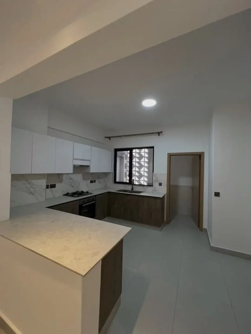Urban Dreams Fully fitted modern kitchen with quality cabinetry.